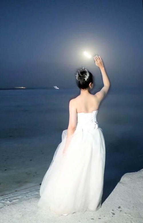 女人看着moon_2000字