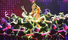 谁舞乱剑秀残花_400字