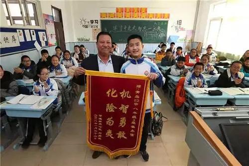 [超新星初中组]给每个青少年_900字