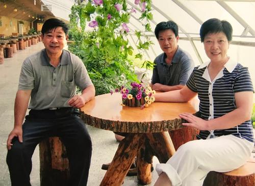 高中二年级作文：星星像东方一样闪闪发光_1200个单词
