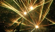 散尽的烟花，洒不尽的泪_900字