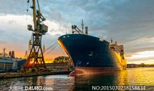 轮船为什么总是逆水靠岸