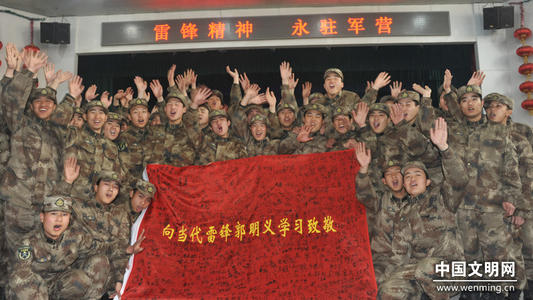 [PK赛]关于雷锋的构图：雷锋精神，代代相传_450字