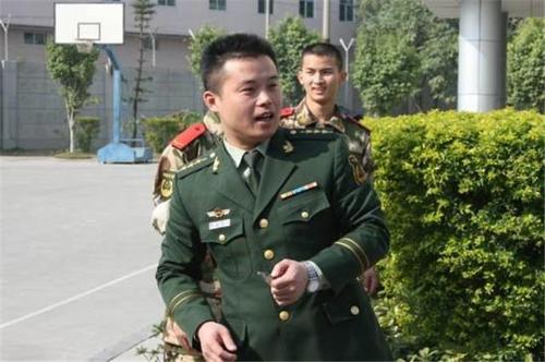 [PK赛]关于雷锋的构图：雷锋在我的身边，记得英雄郑一龙_300字