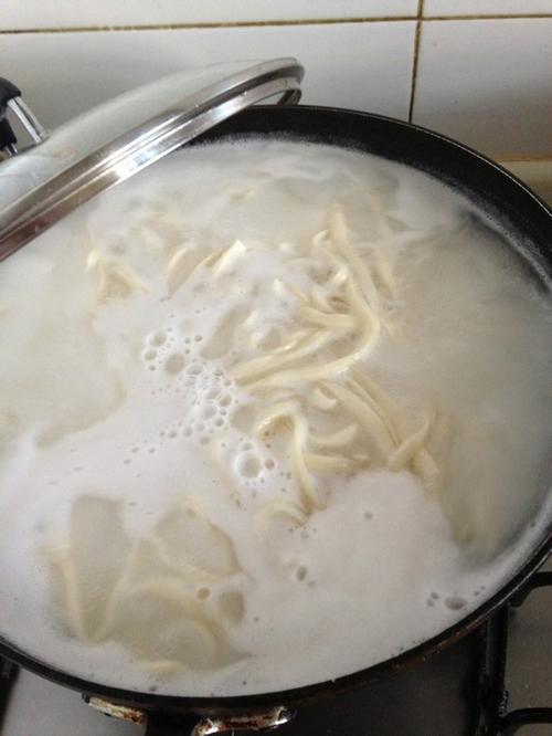 豌豆煮面条_250字