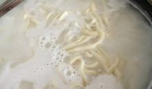 豆豆煮面条给妈妈吃_250字