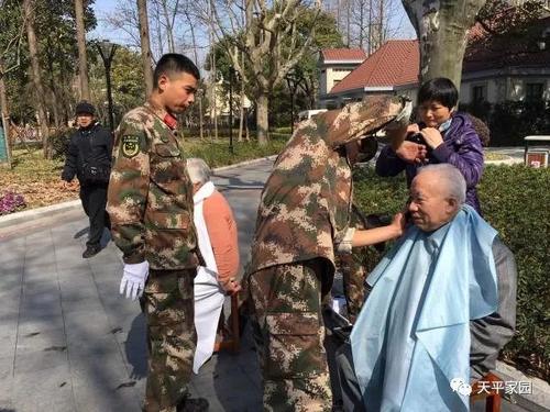 向雷锋学习一个好例子_200个单词