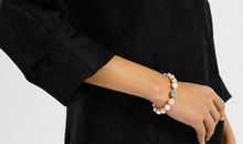 吴台直下，缃梅无限，未放野桥香度。