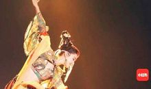 挥舞着霓裳_100字