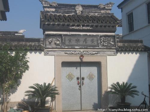 2018江苏高考幻影散文五：粉红色的墙壁和黑色的瓷砖-在时间表上唱歌和唱歌_900字