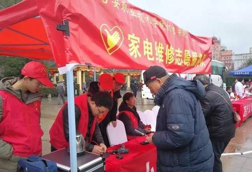 向雷锋学习，行善，充满爱意_800字