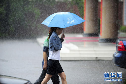 走在雨中_600字