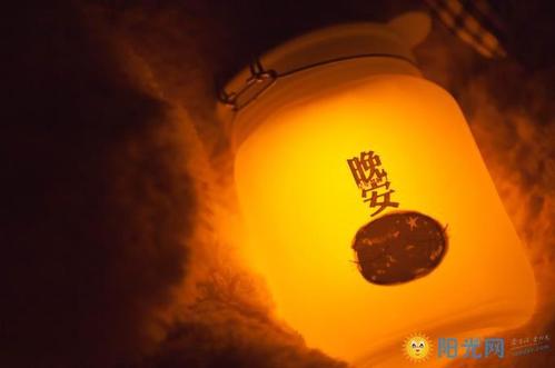 午夜微弱的光_650字