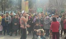 大年初四可真热闹_250字