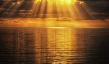 有风雨也有阳光的路上