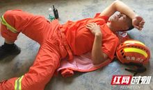 乌舟载白米，送入朱门里；白米留下，乌舟回去（猜一食品）