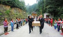 竖起一扇窗，横倒一张床，下面睡五个，上面睡一双（猜一工具）