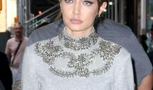 双手摇，双脚跳。穿过门，跳过桥（猜一健身运动）