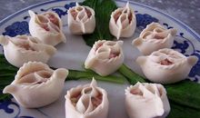 小小红坛子，装满红饺子，吃了红饺子，吐出白珠子（猜一水果）