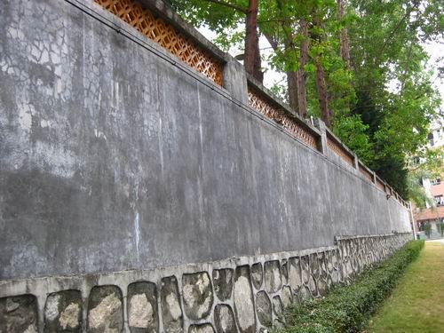 走过那堵墙