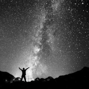 晚上，我们仰望星星