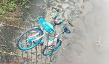 一个人被抛进河里去