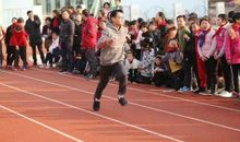 紧张的迎面接力赛