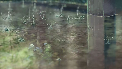 一滴雨慢慢落下