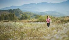 走在乡间的小路上