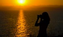 夕阳西下游海滨