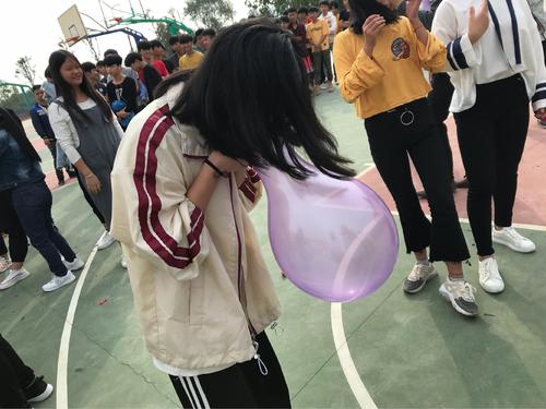 激烈的气球吹大赛