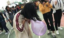 激烈的吹气球比赛