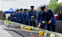 英烈亭前的哀思