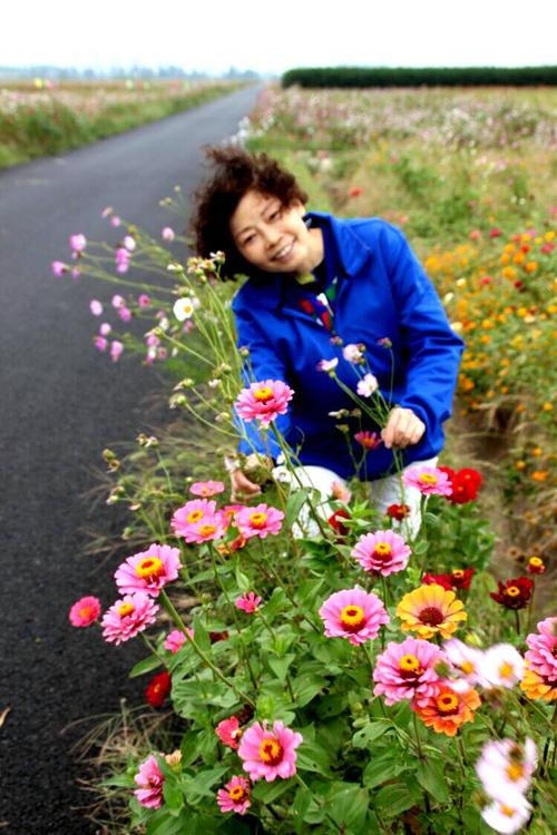 那条路满怀情意地绽放