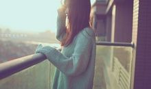 一个牵强的微笑