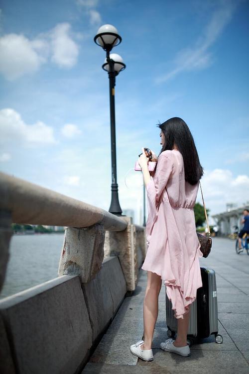 只有他的背