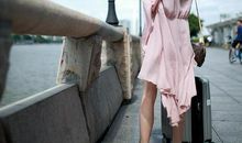 只留下背影的他