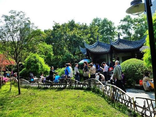 参观人民公园