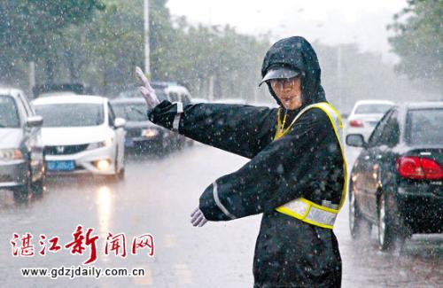 在雨中移动