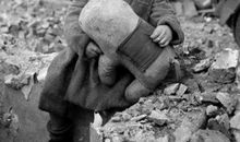 废墟中哭泣的孩子