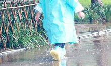 雨中戏水