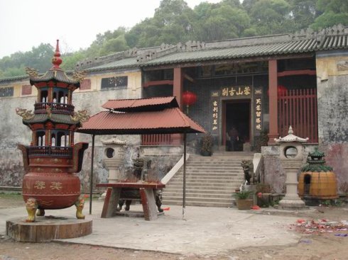 芙蓉古庙，开满鲜花_550字