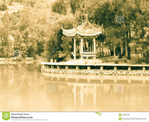 给我一个小亭子在湖中央