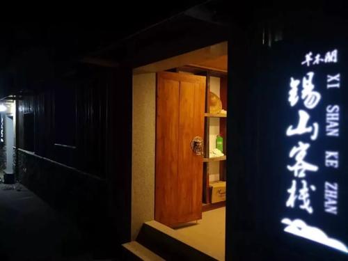 隐藏在植被中的人类