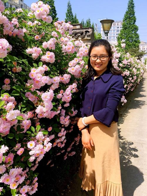 感激不已，使青春色彩更加绚丽
