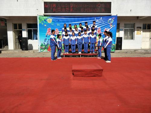 六年级诗歌：“把祖国带入月球”（2）_250字
