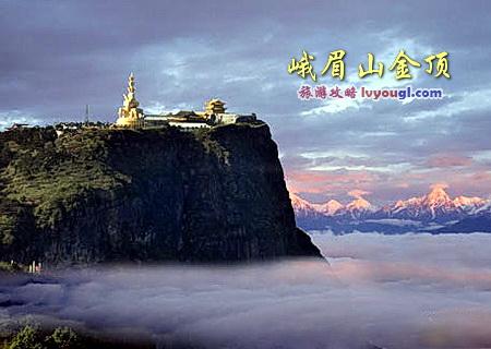 每座山都有金色的圆顶