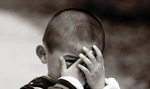 暗暗哭泣的小孩