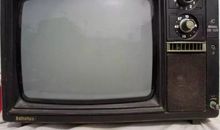 电视机前的一家子