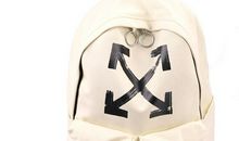 背包上的白飘带